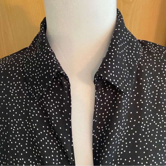 Urban Outfitters • Black & White Polka Dot Tie Front Crop Top - Picture 4 of 13